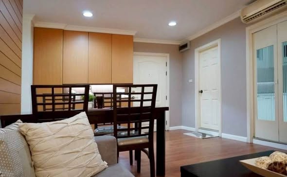 living room and room interior of Lumpini Suite Sukhumvit 41