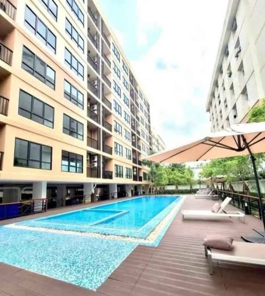 pool of ALIVE SUKHUMVIT 76