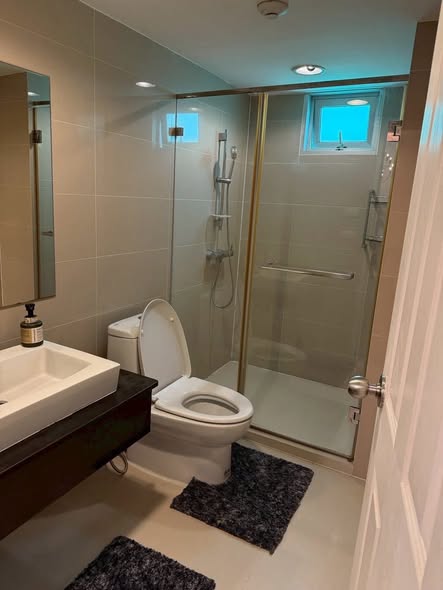 room interior and bathroom of Belle Grand Rama 9