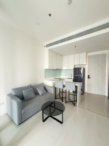 living room and room interior of แมสซารีน รัชโยธิน | Mazarine Ratchayothin by Grand Unity