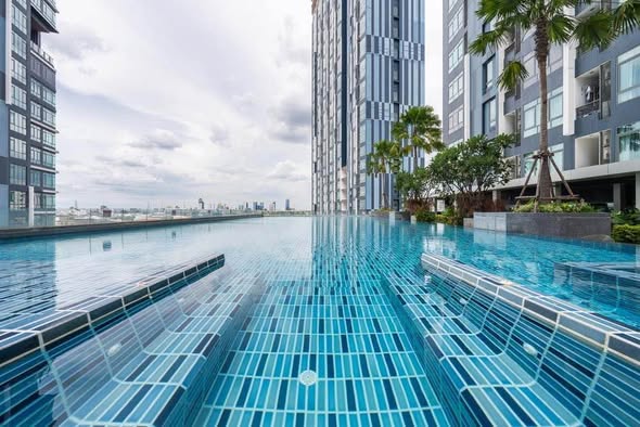 pool of Metro Sky Prachachuen