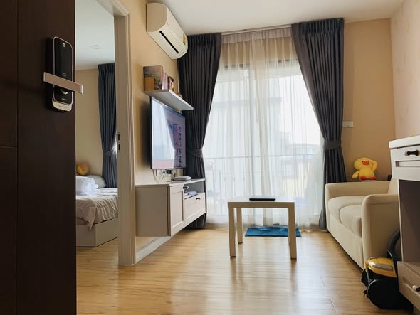 living room and bedroom of Notting Hill Tiwanon – Kaerai น็อตติ้ง ฮิลล์ ติวานนท์ แคราย