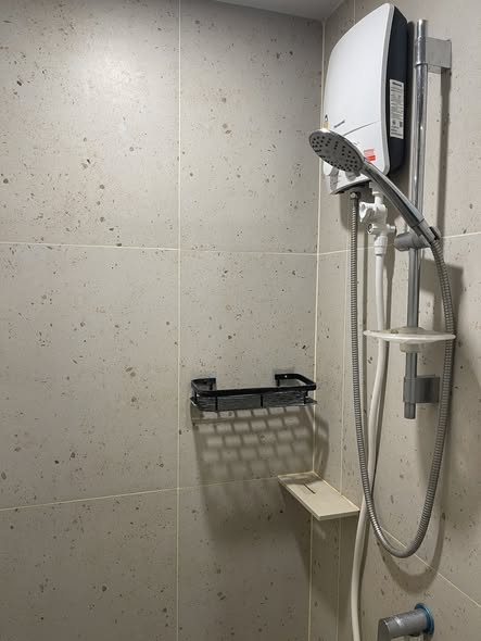 bathroom of Nue Cross Khu Khot Station (นิว ครอส คูคต สเตชัน)