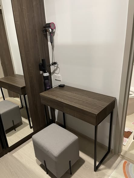 room interior of Nue Cross Khu Khot Station (นิว ครอส คูคต สเตชัน)