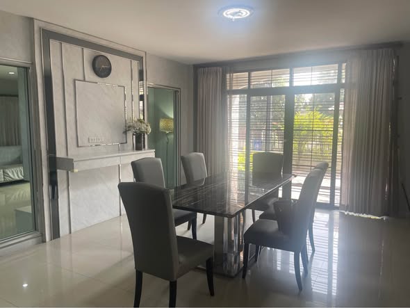 bedroom and room interior of Piemsuk Rattanathibeth-Rachapruek