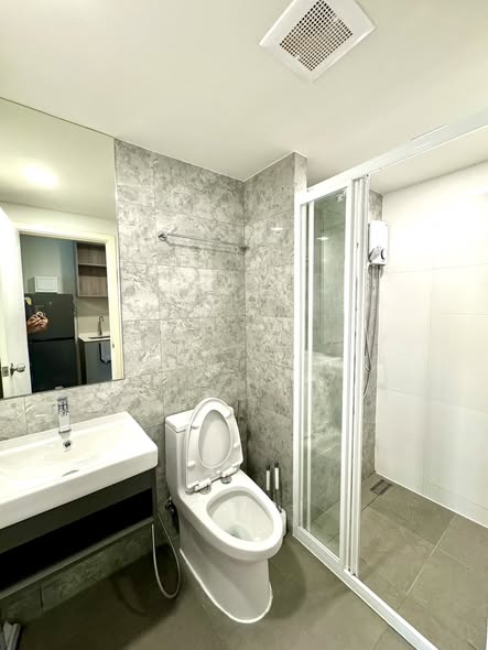 bathroom of Atmoz Serene Sriracha