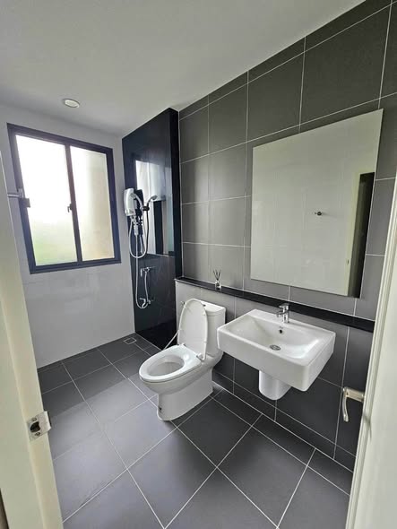 bathroom of Baan Klang Mueang Rama 9-Krungthep Kritha