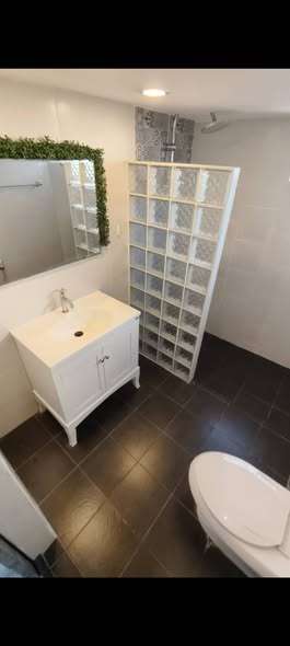 bathroom of Beverly Tower