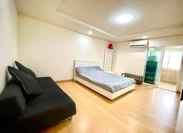 bedroom of Happy Condo Rachada 18