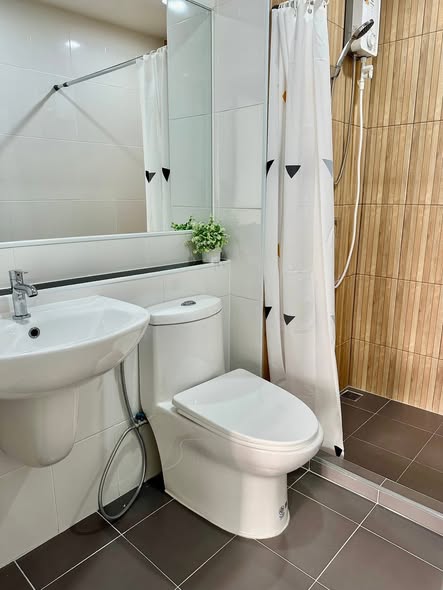 bathroom of HI Kaset-Sena Nikhom Station by AOS