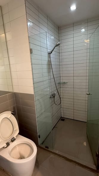 room interior and bathroom of Ideo Mobi Phaya Thai