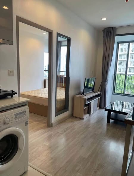 bedroom and room interior of Ideo Mobi Sukhumvit 81