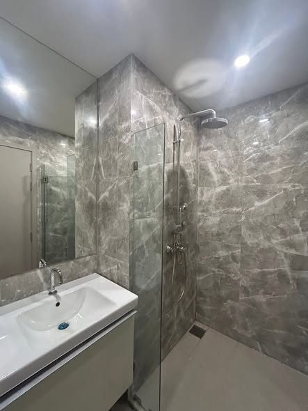 room interior and bathroom of Ideo Q Ratchathewi