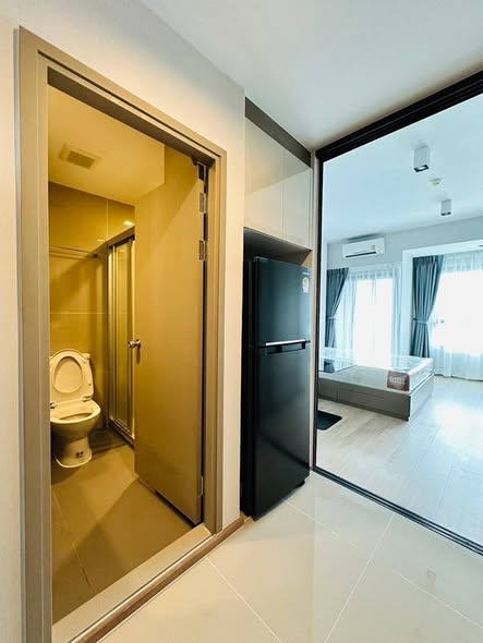 room interior and bathroom of IDEO Rama9 – Asoke