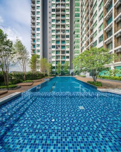 pool of Kensington Sukhumvit-Thepharak