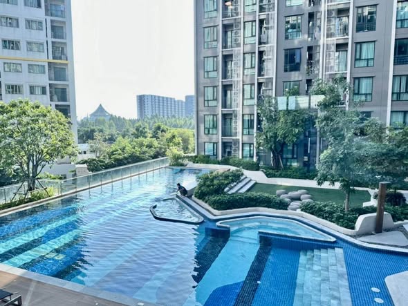 pool of KnightsBridge Phaholyothin Interchange