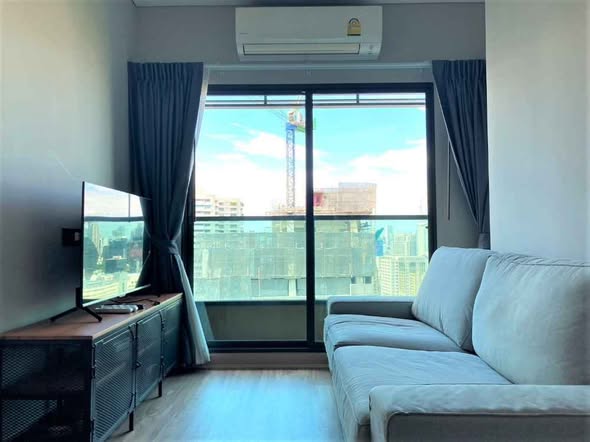bedroom and living room of Lumpini Suite Phetchaburi – Makkasan
