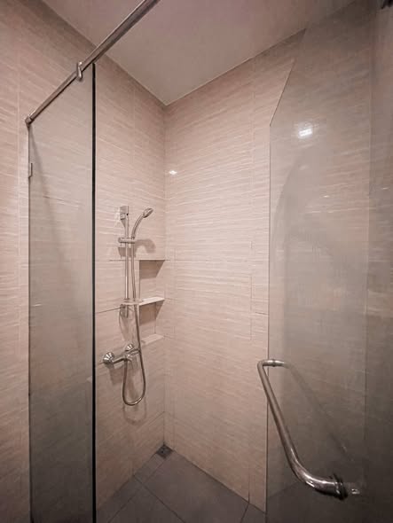 room interior and bathroom of M Jatujak