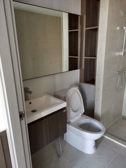 bathroom of Nue Cross Khu Khot Station (นิว ครอส คูคต สเตชัน)