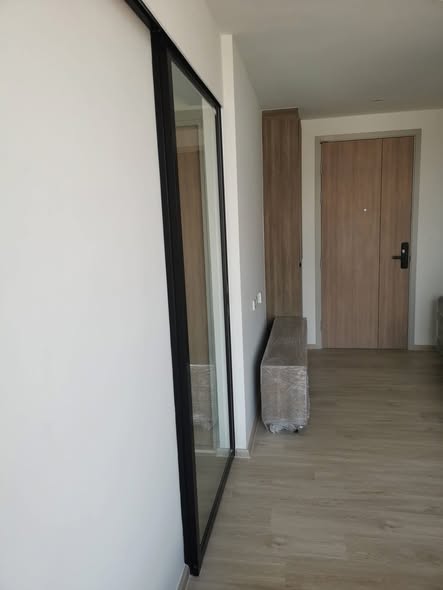 room interior of Nue Cross Khu Khot Station (นิว ครอส คูคต สเตชัน)