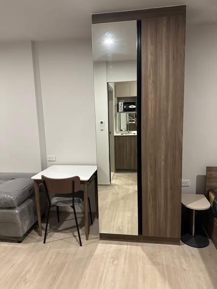 room interior of Nue Cross Khu Khot Station (นิว ครอส คูคต สเตชัน)