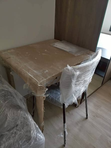 room interior of Nue Cross Khu Khot Station (นิว ครอส คูคต สเตชัน)