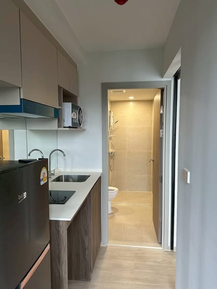 room interior and bathroom of Nue Cross Khu Khot Station (นิว ครอส คูคต สเตชัน)