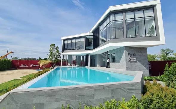 pool and room interior of พลีโน่ สุขุมวิท-บางนา Pleno Sukhumvit-Bangna