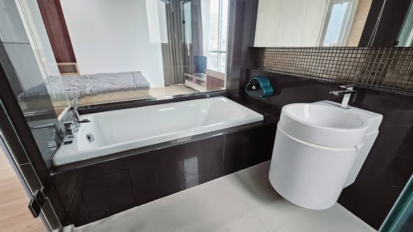 bathroom of RHYTHM Phahon-Ari