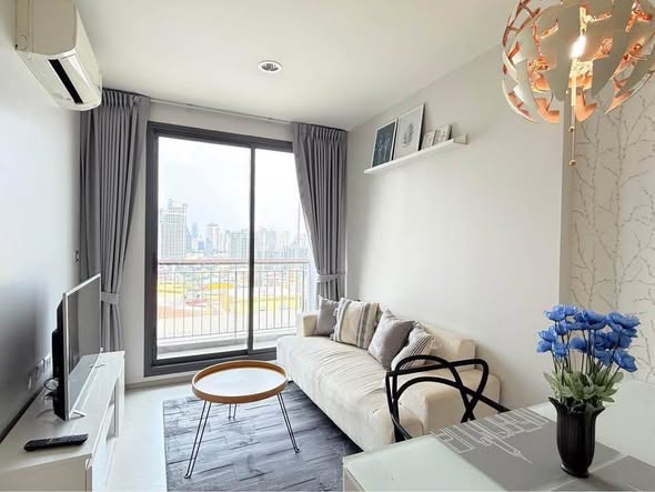 bedroom and living room of Rhythm Sukhumvit 42