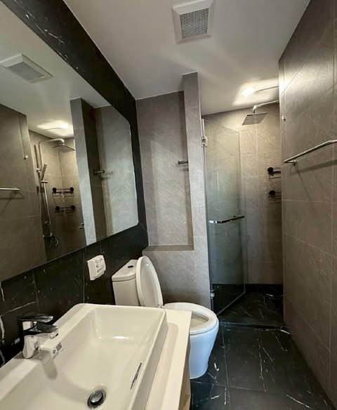 bathroom of Skyrise Avenue Sukhumvit 64