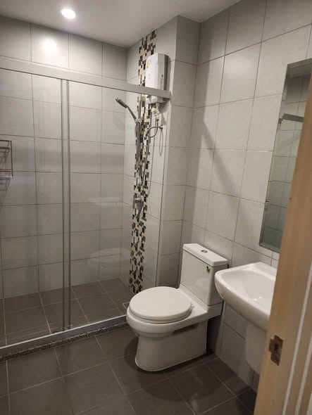 room interior and bathroom of Supalai Loft Talat Phlu Station