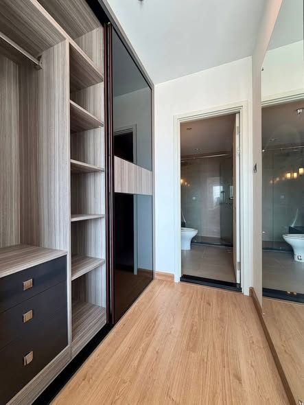 room interior and bathroom of Supalai Wellington II