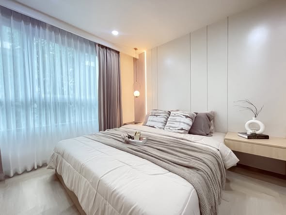 bedroom of The Clover