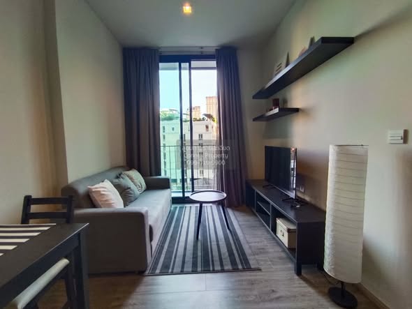 living room and bedroom of The Edge Sukhumvit 23