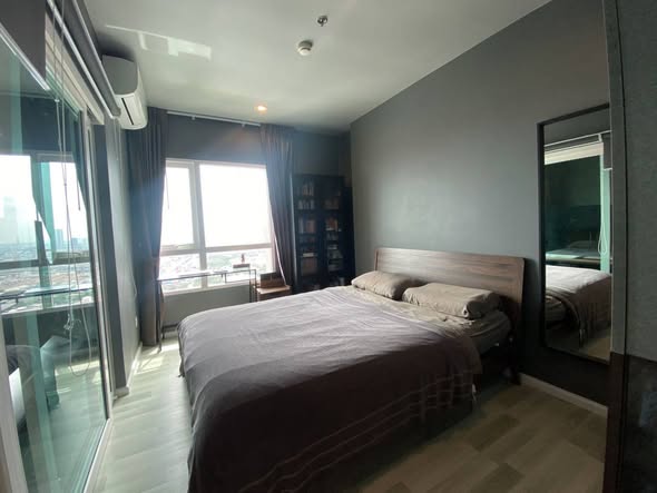 bedroom of The Key Sathon-Charoen Rat