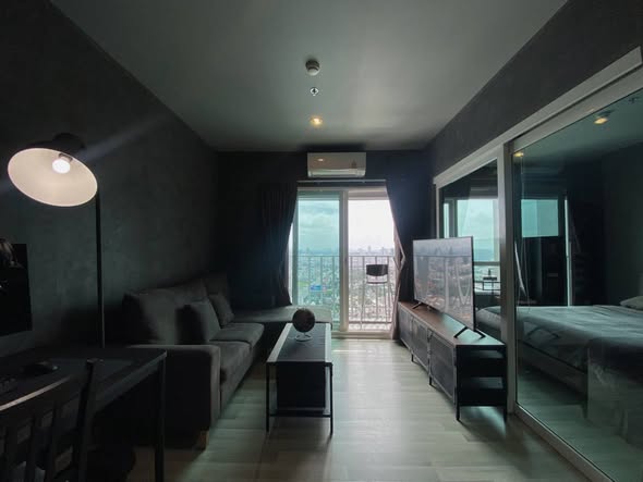 living room and bedroom of The Key Sathon-Charoen Rat