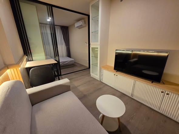 bedroom and living room of THE ORIGIN SUKHUMVIT – PRAKSA สำนักงานขายคอนโด