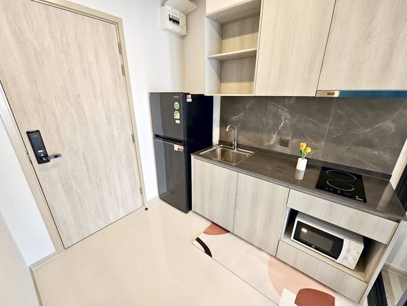 bathroom and kitchen of The Tree Pattanakarn-Ekkamai