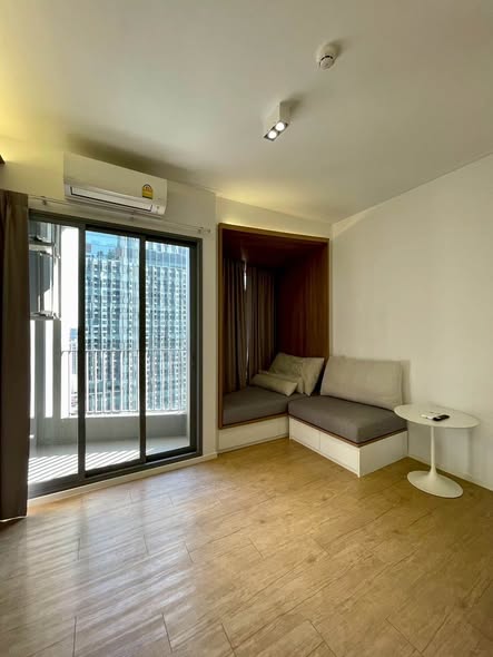 bedroom and room interior of Ashton Chula-Silom
