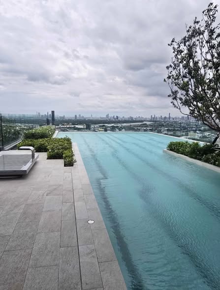 pool of Aspire Onnut Station