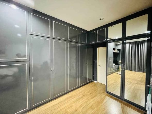 room interior of Ban Klang Muang Sathorn-Suksawat