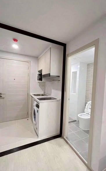 room interior and bathroom of Brixton Sukhumvit 107 : บรอมตัน เพ็ท เฟรนด์ลี่ สุขุมวิท 107