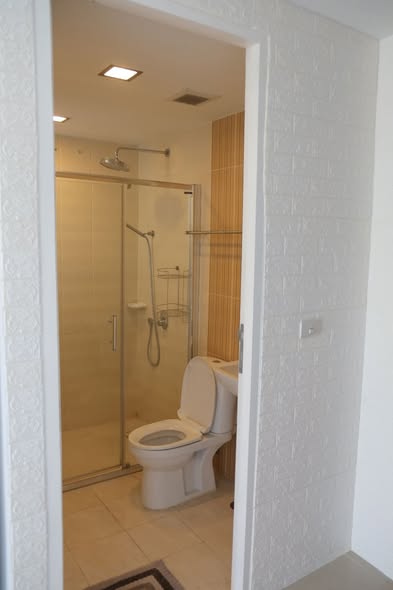 room interior and bathroom of ฌ็องเซลิเซ่ อเวนิว คอนโดมิเนี่ยม อาคาร C