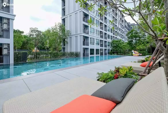 pool of dcondo Campus Hideaway