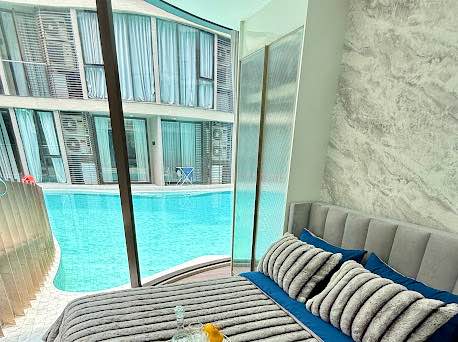 pool and bedroom of Fynn Asoke