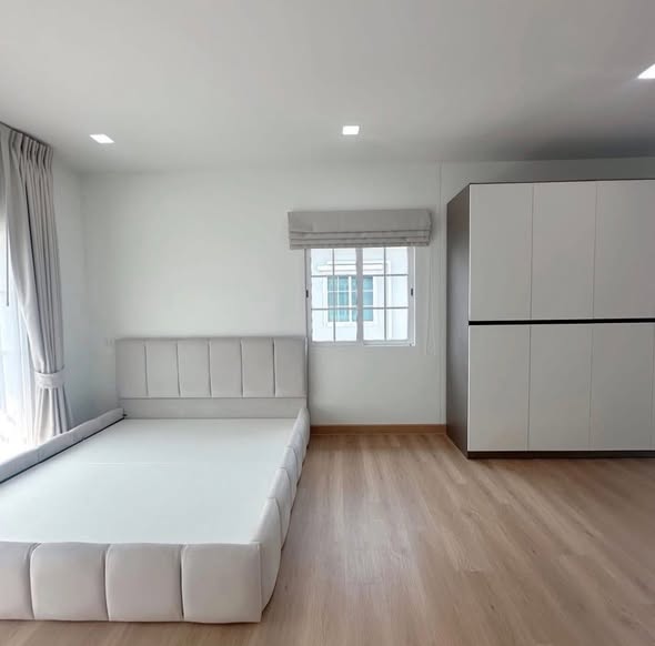 bedroom and room interior of Golden Neo, Sukhumvit LaSalle
