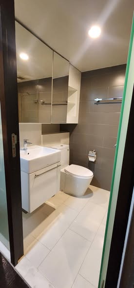 room interior and bathroom of Ideo Morph 38