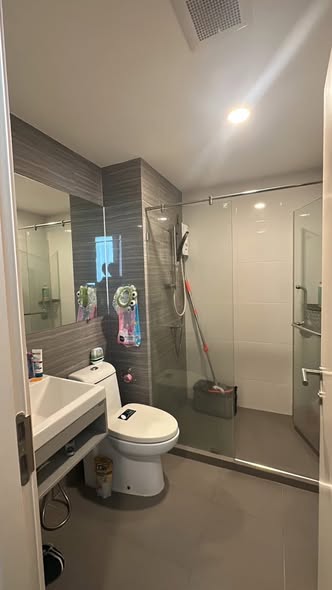 room interior and bathroom of KnightsBridge Phaholyothin Interchange