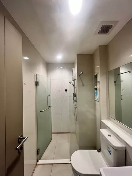 room interior and bathroom of Life Asoke – Rama 9
